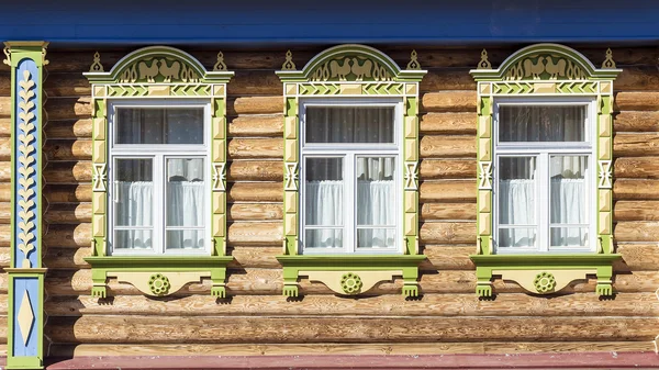 Fachada de casas de madeira russas com armações — Fotografia de Stock