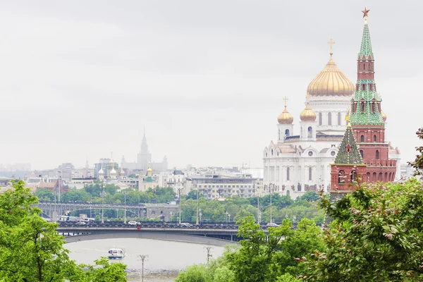 Bekijken van Christus de Verlosser-Kathedraal van het Kremlin van Moskou naar — Stockfoto