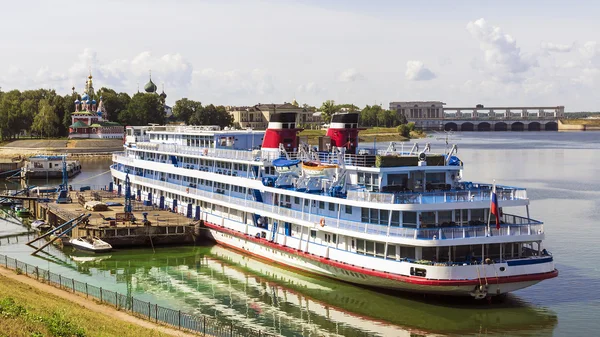 Gamla fartyg vid piren i Uglich som på Volga floden, Ryssland — Stockfoto