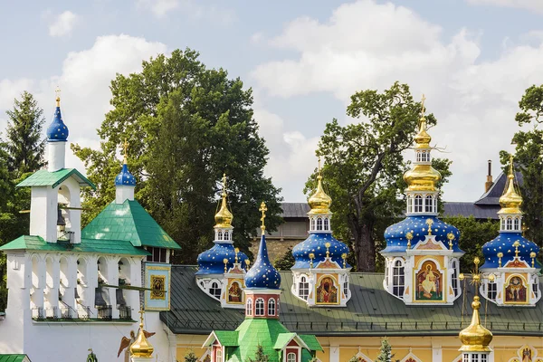 Sainte Dormition Pskov-grottes monastère - l'un des plus grands et mo — Photo