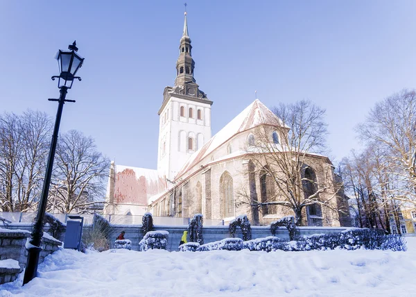 Mroźny zimowy poranek w Tallinnie, Estonia. Kościół św Mikołaja ( — Zdjęcie stockowe