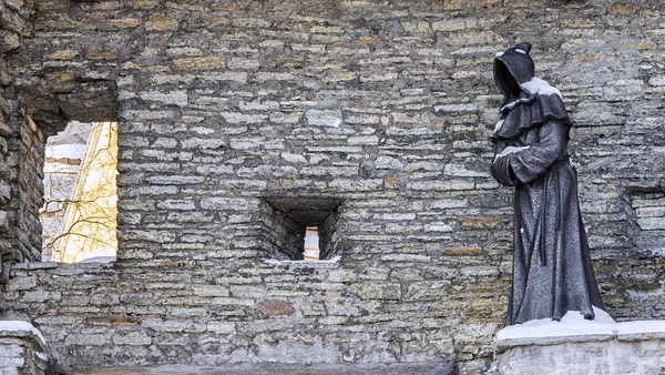 Een mysterieuze monnik, een figuur op de muur van de vesting in de oude Tallinn, — Stockfoto