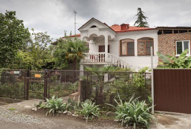 Gagra Kasabası merkez caddesinden görüntü, Temmuz 2018, Abhasia. 