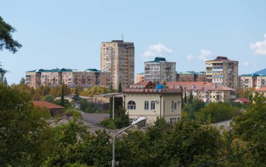 Çok katlı binalar. Gagra Kasabası merkez caddesinden görüntü, Temmuz 2018, Abhasia.