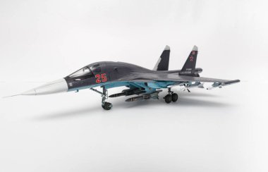 Beyaz arka planda Rus servisindeki Su-34 'ün plasitc modeli..