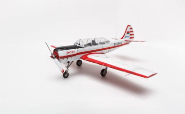 Jakovlev Jak-52 'nin plasitc modeli beyaz arka planda Sovyet servisinde..