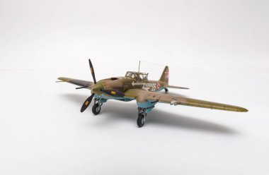 Beyaz arka planda Sovyet servisindeki Il-2 monoplane 'in plasitc modeli.