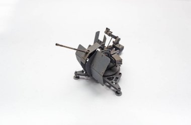 Beyaz zemin üzerinde Alman uçaksavar silahının plastik modeli 2 cm uçaksavar 38.