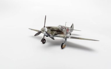 Beyaz arka planda Sovyet servisindeki LaGG-3 monoplane 'in plasitc modeli.