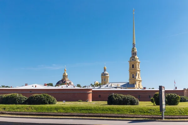 Cathedral in Peter and Paul fortress on a sunny day. The highest — Stock Photo, Image