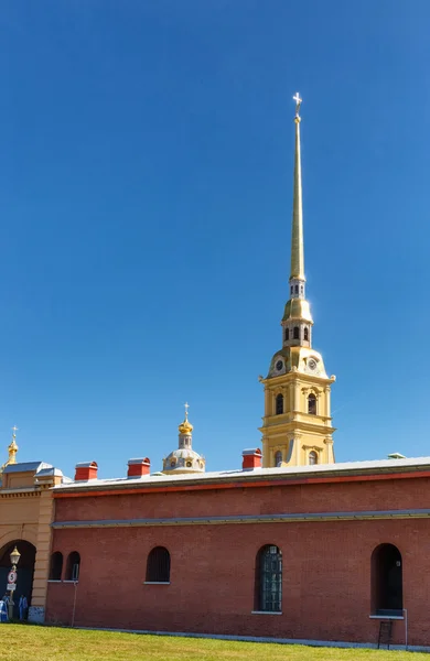 Catedral en Peter y Paul fortaleza en un día soleado. El más alto — Foto de Stock