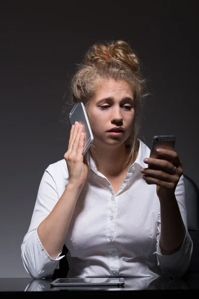 Tijd doorbrengen met telefoons — Stockfoto