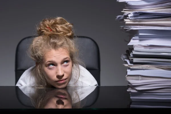 Junge Frau und Papierkram — Stockfoto