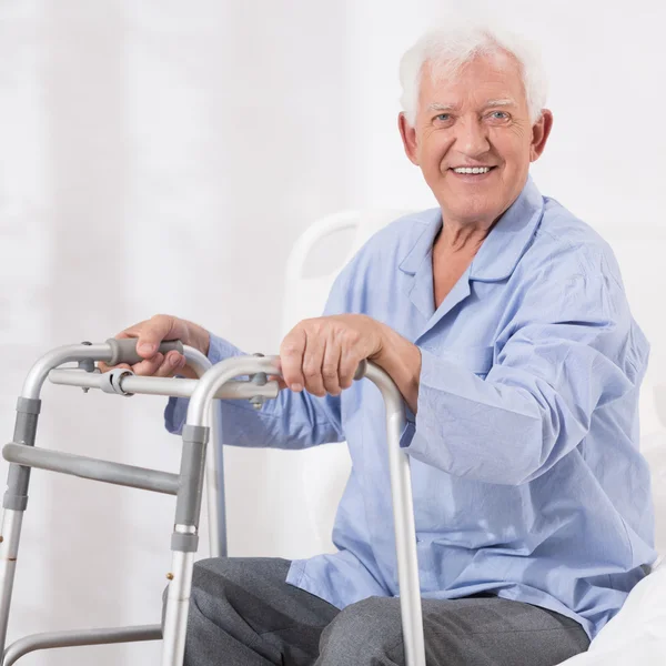 Ziekenhuis patiënt met een wandelende frame — Stockfoto