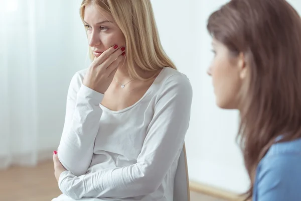 La mujer está muy triste — Foto de Stock