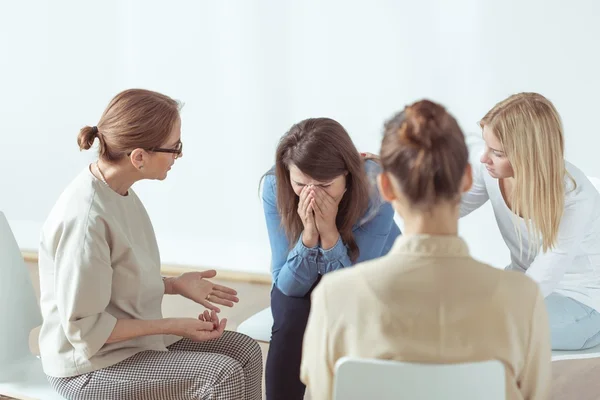 La mujer está llorando — Foto de Stock