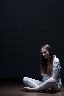 Karın ağrısı ile kız