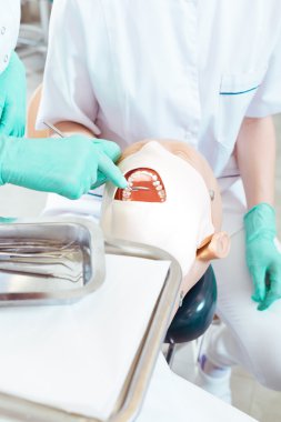 Bu manken sağlıklı dişleri var....