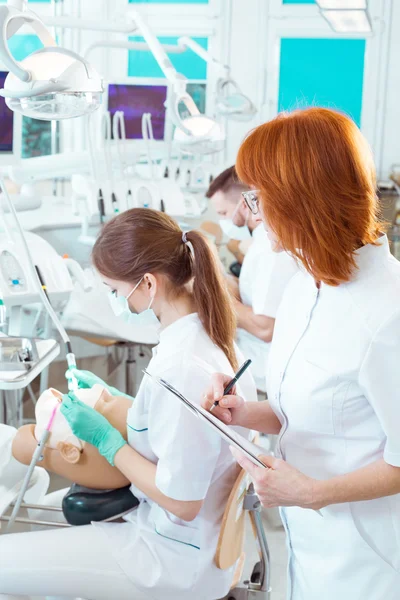 दंत चिकित्सा परीक्षा के दौरान छात्रों — स्टॉक फ़ोटो, इमेज