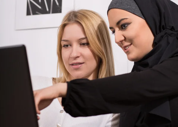 Technology is connecting people from different cultures — Stock Photo, Image