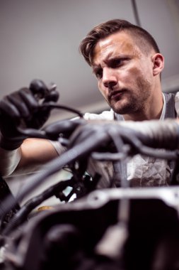 Servis istasyonu profesyonel çalışan