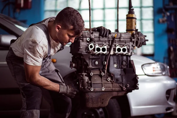 Uomo riparazione motore rotto — Foto Stock