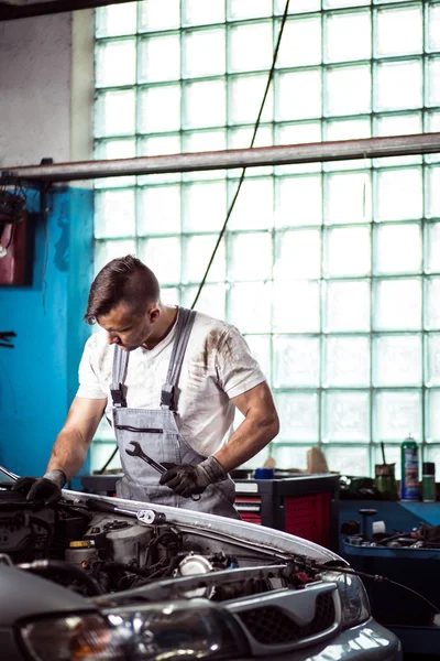 Repairman laboring in workshop — Stock Photo, Image