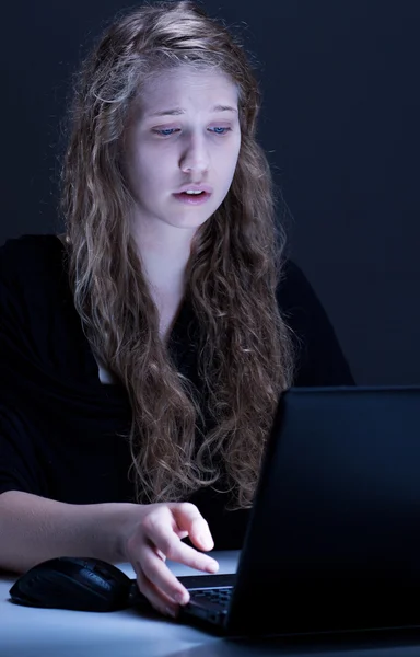 Estudiante joven y cyberbulling — Foto de Stock