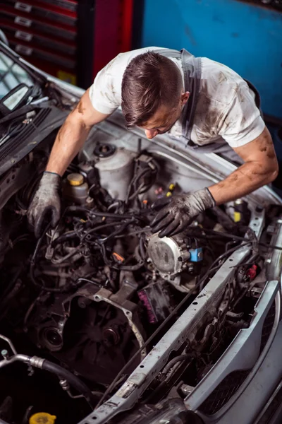 Tankstellenmitarbeiter diagnostiziert Fahrzeug — Stockfoto