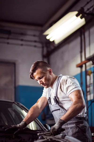 Uomo riparazione auto in garage — Foto Stock