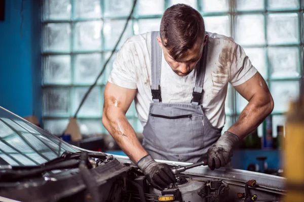 Técnico automotriz problema de fijación — Foto de Stock