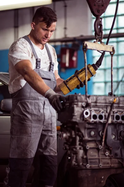 Mecânico de carro diagnosticando motor quebrado — Fotografia de Stock