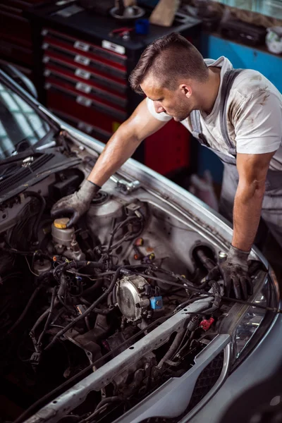 Homem chcecking peças de carro — Fotografia de Stock