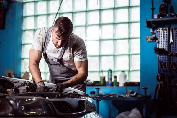 Hombre trabajando en taller de coches — Foto de Stock