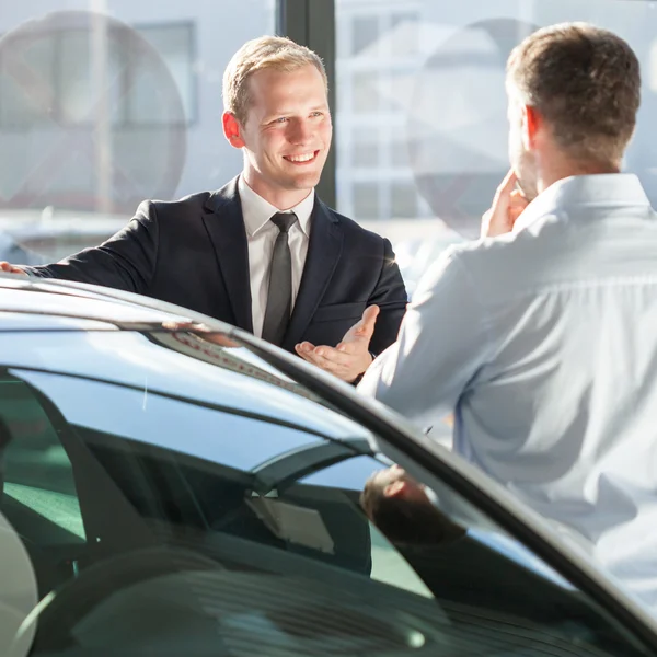 Car agent showing auto — Stock Photo, Image