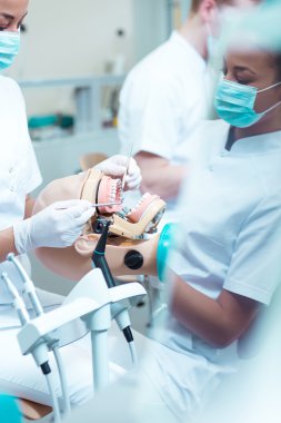 Onun gülümseme ile dikkat edeceğiz