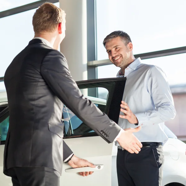 Buying a car — Stock Photo, Image