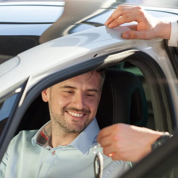 Agente de coche mostrando auto —  Fotos de Stock