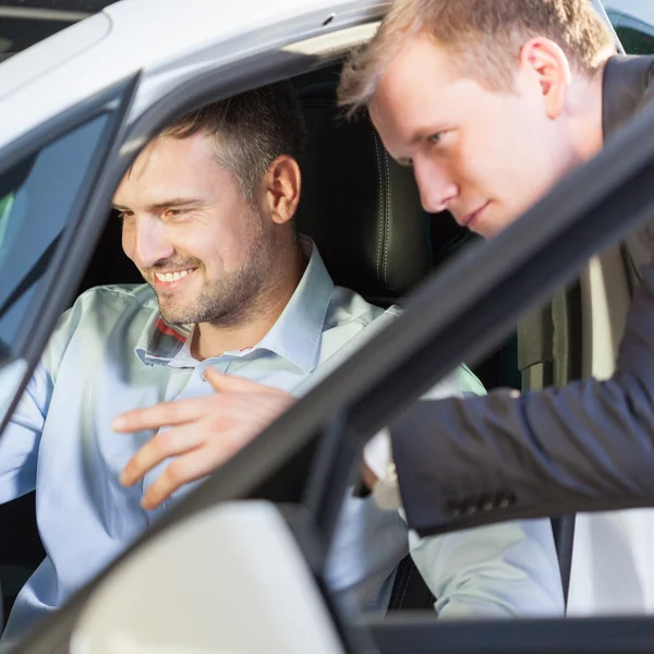 Client assis dans une nouvelle voiture — Photo