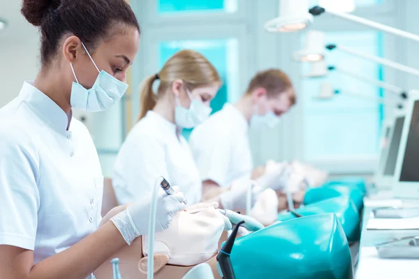 Estudiantes ambiciosos de odontología — Foto de Stock