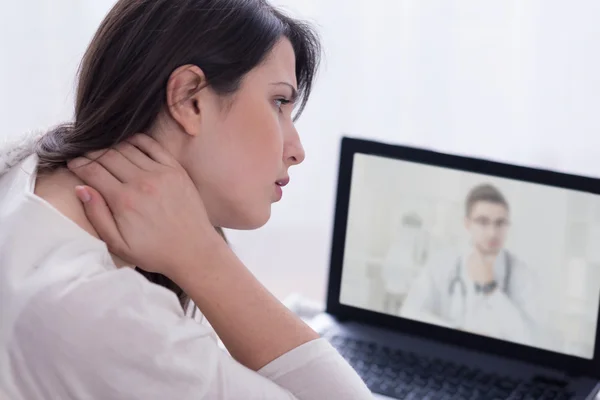 Me duele mucho el cuello. ... — Foto de Stock