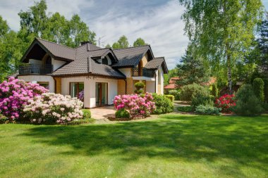 Arka bahçe ile zarif yeni villa