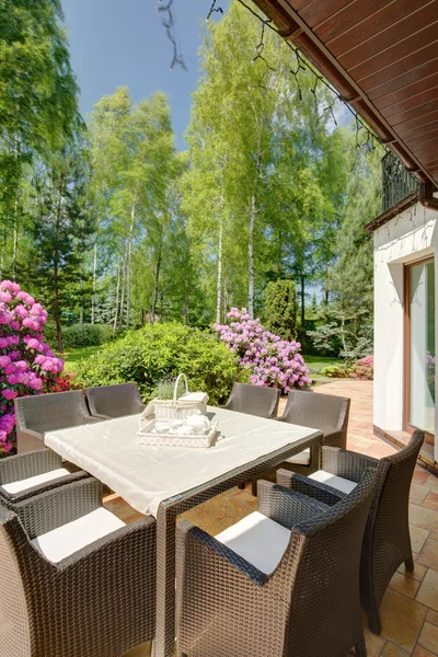 Tuintafel met stoelen — Stockfoto