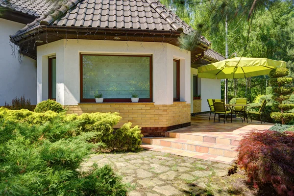 Hinterhof und Garten Tisch gedeckt — Stockfoto