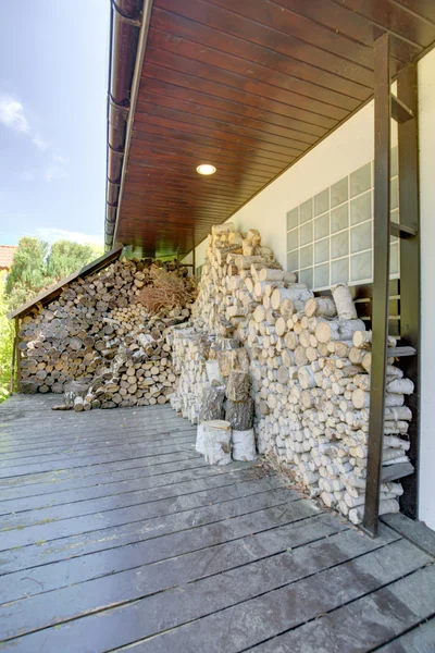 Domicile woodshed beside luxurious house — Stock Photo, Image