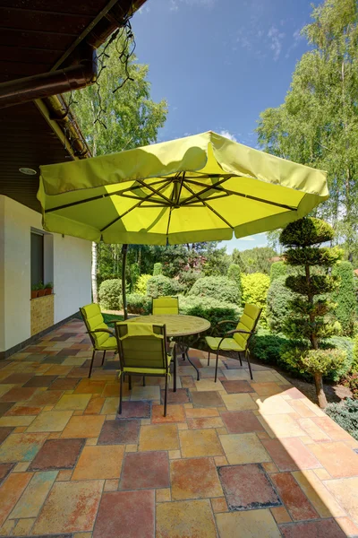 Groene tuinmeubelen met parasol — Stockfoto