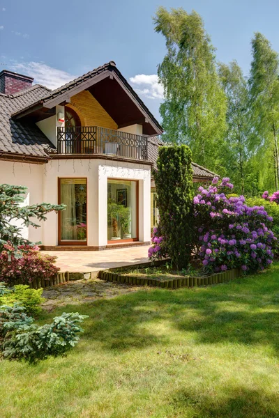 Villa trädgård med stor gräsmatta — Stockfoto