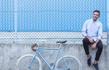 Hipster boy gülümseyerek