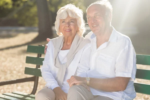 Äktenskap som sitter på bänken — Stockfoto