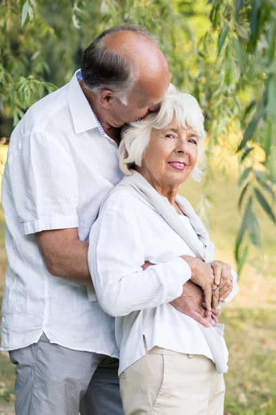 Äldsta paret omfamnar och kysser — Stockfoto